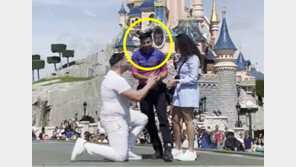 반지 낚아채고 “무대서 내려와”…프러포즈 망친 디즈니 직원 ‘뭇매’