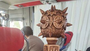 우크라 철퇴 든 이준석 “자유의 영원한 존립 위해 간직”