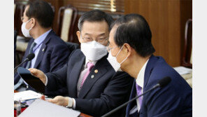 尹대통령 “교육부, 경제부처라 생각해야” 웨이퍼 든 이종호 과기장관 ‘반도체 특강’ 