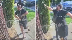 길거리 강도 피하는 법… 고급시계 풀어 담장너머 ‘휙’