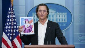 美백악관에 인터스텔라 배우 등장…“총기폭력, 수정헌법 남용 신물”