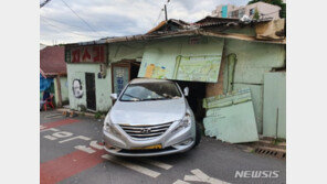 부천서 택시 후진하다 주택 ‘쾅’…승객 1명 경상