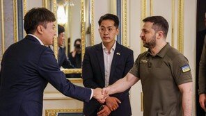 젤렌스키와 악수 나눈 이준석 “尹대통령께 전해달라는 얘기 많이 들어”