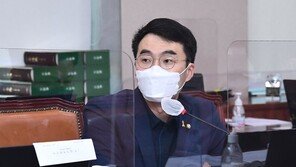 李 비판 뒤 ‘치매’ 대자보 받은 홍영표에 김남국 “안타깝고 죄송”