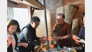 흰 수염 기른 文 전 대통령, 마을 주민들과 돼지고기에 막걸리