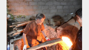 모시옷에 흰수염 文, 주민들과 도자기 굽고 막걸리 한잔
