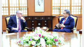 박진, 우크라 차관 만나 “전쟁 전 일상 되찾길 기원”