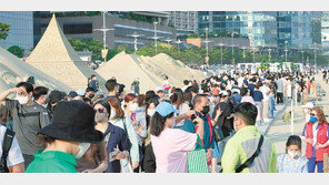 피서철 아닌데 해수욕장에 인파… 부산 관광산업 회복하나 