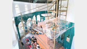 롤러코스터 레일 따라 음식 배달되는 레스토랑