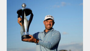 PGA 최근 4시즌 상금 51억원 슈워츨, LIV 1경기서만 61억