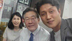 김혜경, 두문불출 3달만에 공개활동…이재명 지역구 모임에 남편과 함께 꽃을