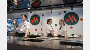 러 철수한 맥도날드, 새 이름 ‘맛있으면 그만“으로 재개장