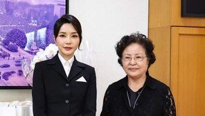 봉하마을 찾은 김건희 여사, 盧 묘역 참배 후 권양숙 여사와 환담