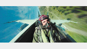 ‘향수’ 싣고 36년만에 돌아온 ‘탑건2’, 전투기 타고 나는 듯… 속도감 짜릿