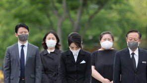 대통령실 “金여사 수행 여성, 잘 아는 사이인 대학교수”