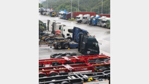 “컨테이너 놔두고 비행기로 제품 보내야 할 판” 