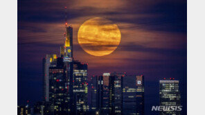 올해 두번째 슈퍼문…‘스트로베리 문’ 떠올랐다