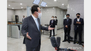 尹, 김 여사 지인 동행 논란에 “봉하마을 누구나 갈 수 있는 곳”