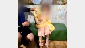동물원서 2m 비단뱀이 아이 손 ‘콱’…아수라장된 체험행사