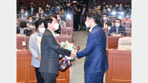 안철수 “화합 제스처로 추천” vs 이준석 “화합을 이렇게 하나”