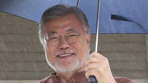 흰 수염에 환한 미소… ‘시골 할아버지’ 된 문재인 전 대통령 