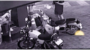 주차 오토바이 헬멧에 음식쓰레기 꽉꽉…유유히 사라진 테러남 (영상)