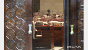 與 “민주, 검수완박→정부완박→예산완박…헌법 위에 군림”