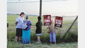 英, 불법 이민자 등 7명… 르완다 떠넘기려다 무산