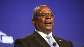 美국방 “우크라, 전장서 중추적 순간…지원 늦추면 안 돼”