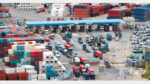 화물연대 “안전운임제 지속” 정부 “한시 연장”… 합의 해석 갈려 