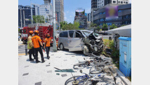60대 몰던 승합차 자전거 보관소 덮쳐…보행자 심정지로 숨져