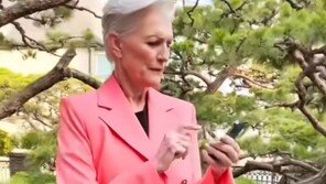 ‘일론 머스크 母’ 메이 머스크, 디올 대신 韓브랜드 택했다