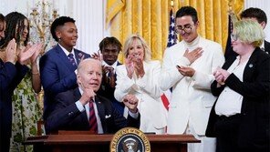 ‘성소수자 평등’ 행정명령 서명… 주먹 쥔 바이든