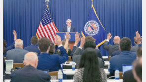 파월 “경제 연착륙 힘들어”… 경기 침체 감수하고 ‘물가잡기 전쟁’