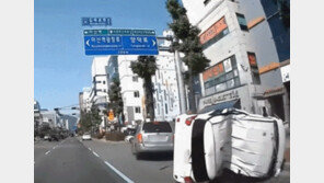 “레이가 반으로 접혔다”…옆차 진입 무시하고 직진하다 ‘꽝’