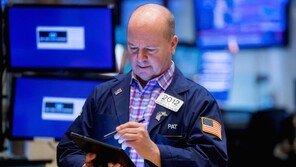 경기침체 공포에 다우 3만선 붕괴…각국 금리 도미노 인상