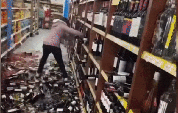 “뺨 맞아도 참았다”…해고 통보에 진열대 와인 수백병 박살낸 직원 (영상)