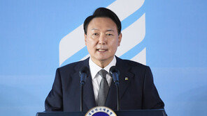 尹대통령 “국가 위해 몸숨 바친 영웅 끝까지 잊지 않을 것”