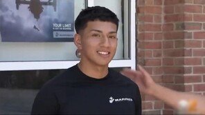 바다에 빠진 차, 사람들은 구경만…홀로 뛰어든 고교생 영웅