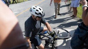 자전거 타다 넘어진 바이든…괜찮냐 질문에 ‘깡충깡충’ 뛰어