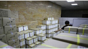 국회 공백 장기화…국회 의안과 자료실에 쌓인 서류들