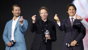 열번째 방한 톰 크루즈 “한국에 오는 건 늘 좋아”…손하트 선보여