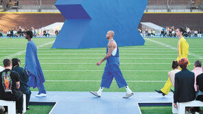 밀라노 런웨이 오른 도쿄올림픽 육상 2관왕 제이콥스