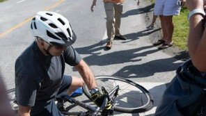 바이든, 자전거 타다 ‘꽈당’… 몸상태 묻자 ‘깡충깡충’