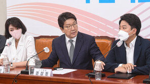 이준석·배현진 또 충돌…권성동 책상 ‘쾅’ 치며 “그만합시다”