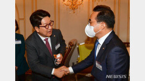 권성동 “지체없이 응해야” vs 박홍근 “양보안 제시해야”