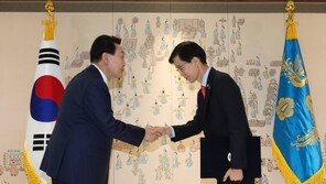 윤 대통령, 방문규 국무조정실장에 임명장