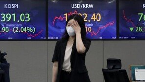 또 ‘블랙 먼데이’…코스피 2400  와르르, 환율 13년만에 최고