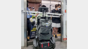 전장연, 출근길 시위 재개… 지하철운행 40여분 지연