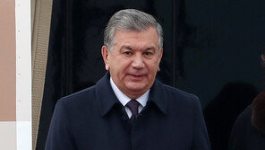 연임 중인 우즈벡 대통령 “3선 개헌 국민투표 부치자”